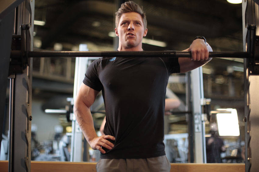 Smith Machine One-Arm Upright Row variant 2